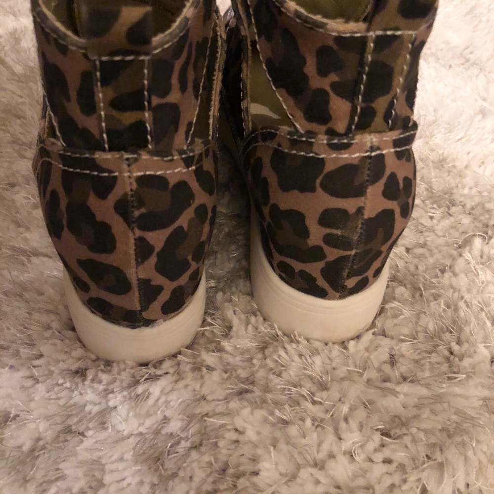 Size 6.5 wedge style lace up canvas sneaker by Very G. - Picture 4 of 5
